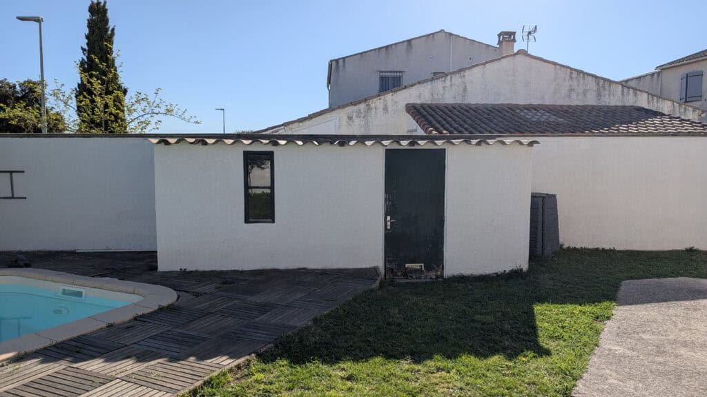 Local technique à régulariser au bord de la piscine d'une maison à Baillargues