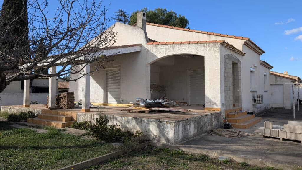 Terrasse couverte existante avant sa transformation en pièce de vie, maison à Aimargues