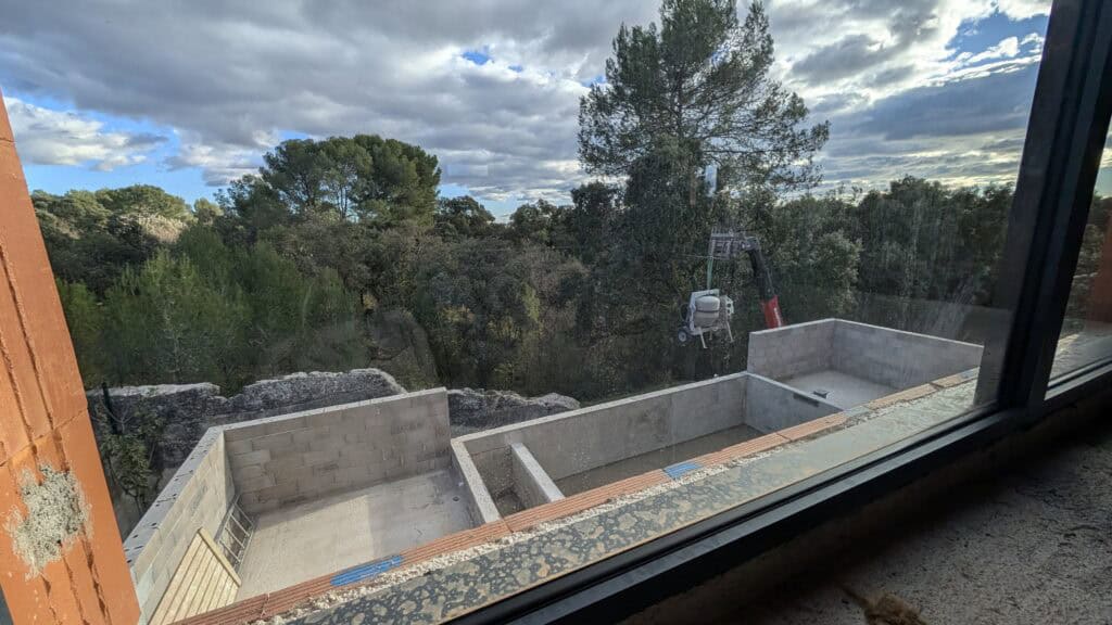 La piscine en cours de construction, vue depuis la maison de Sussargues