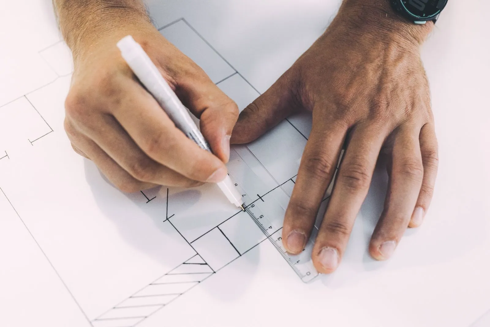 Conception d'un plan de maison à la règle