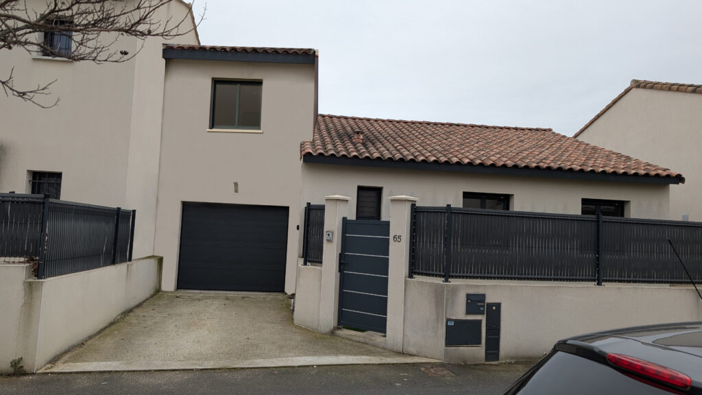 Insertion graphique de la surélévation du garage dans son environnement à Lunel-Viel