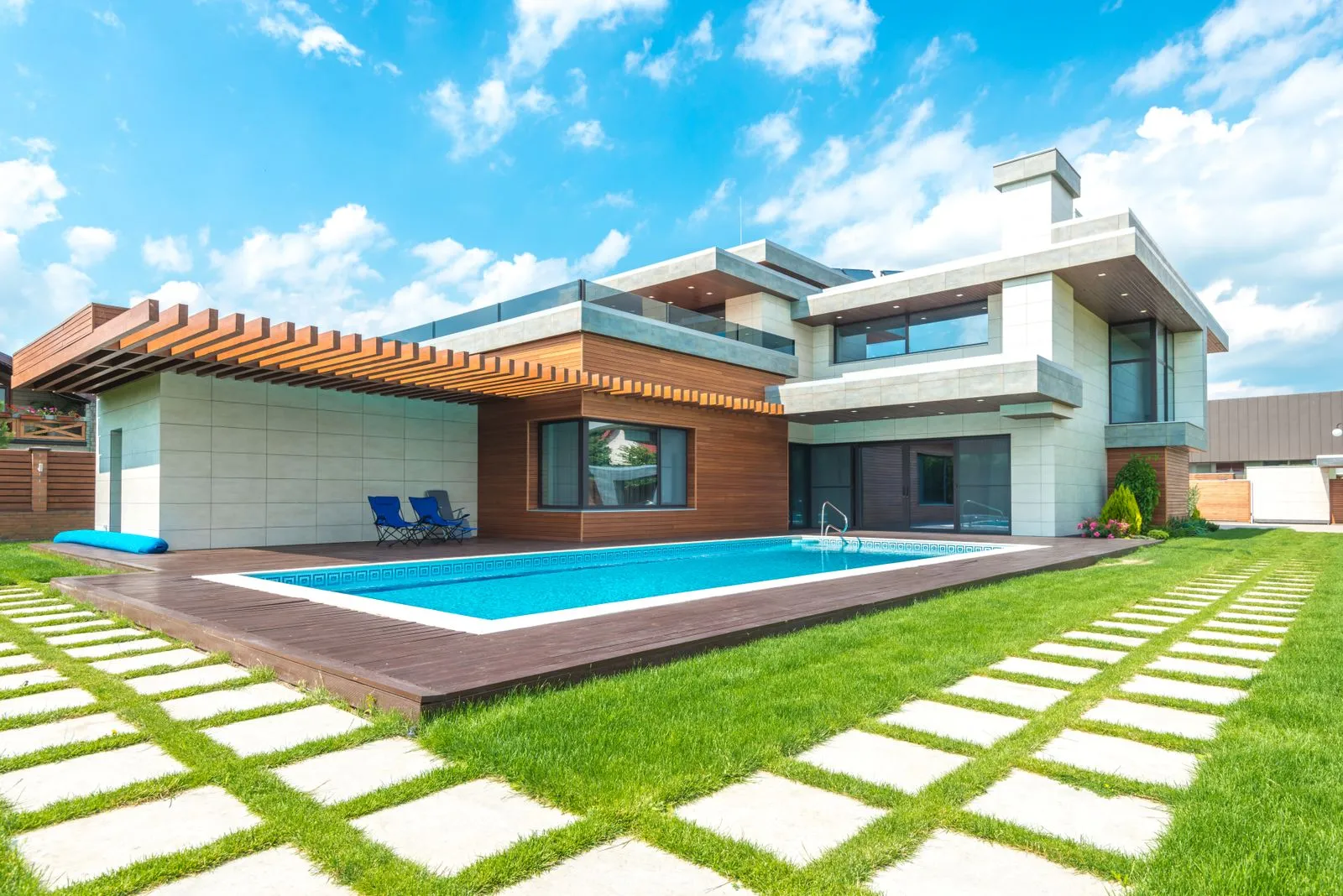 Maison contemporaine avec piscine et jardin