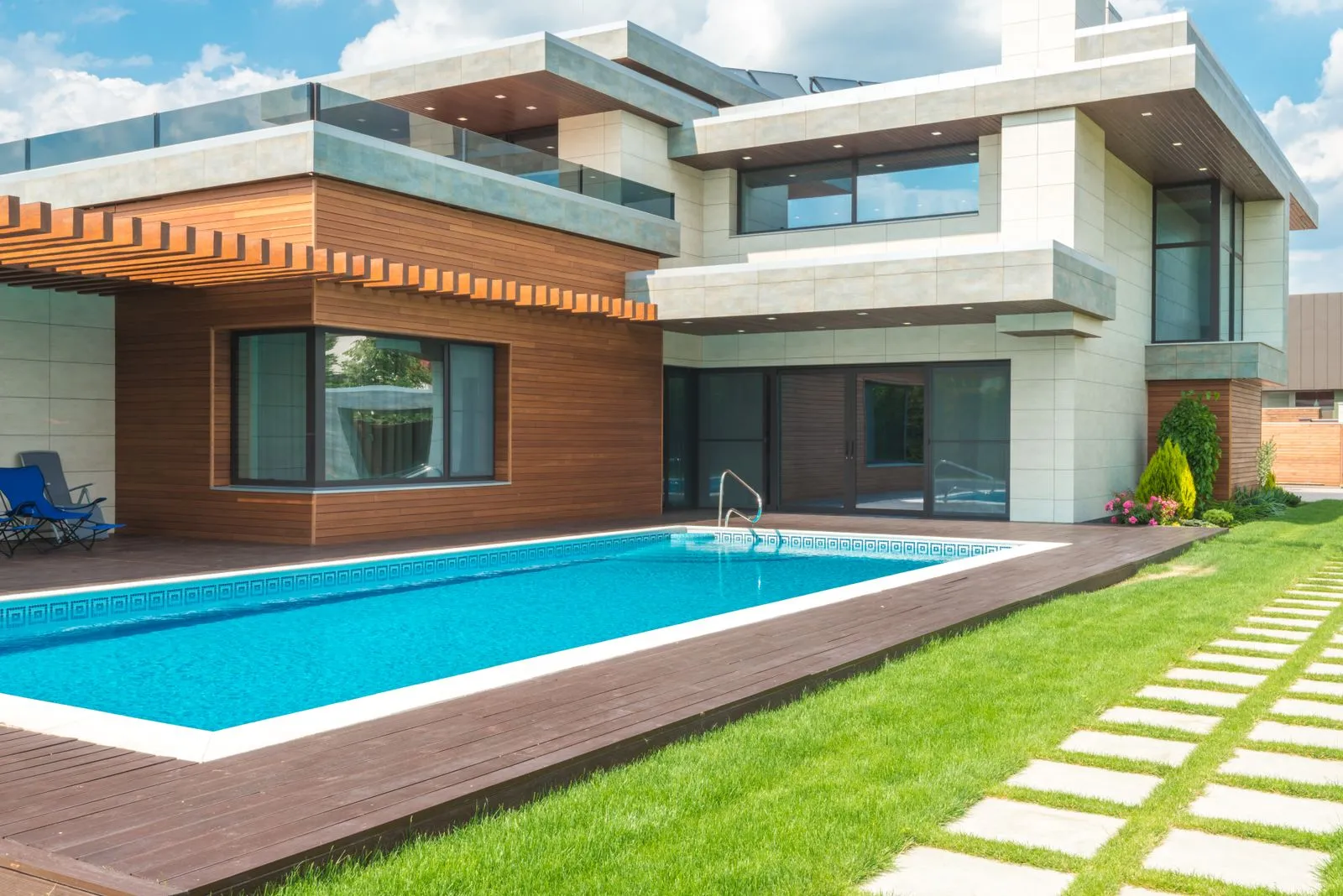 Maison moderne avec piscine et terrasse en bois