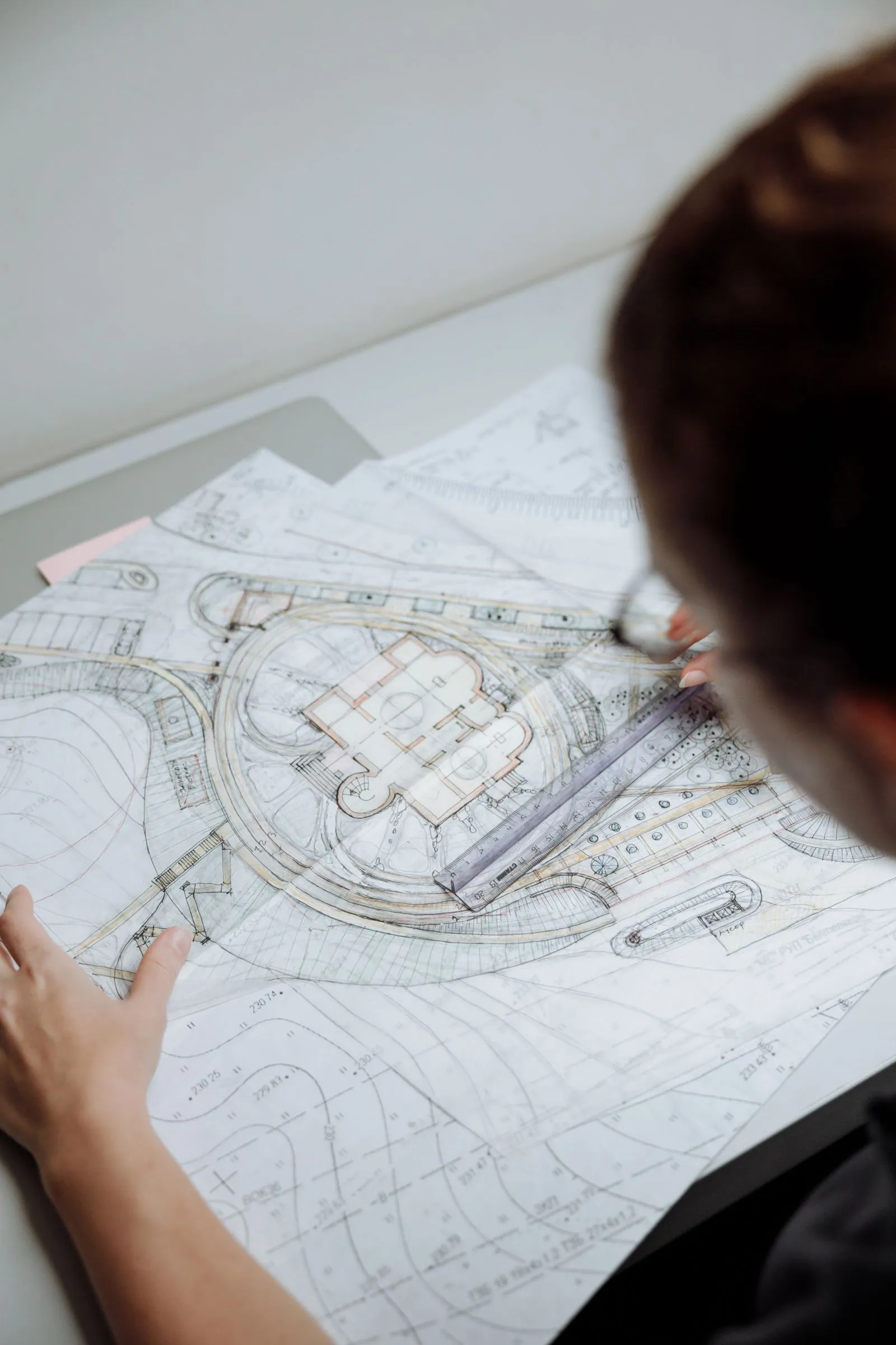 Travail sur des plans d'architecture